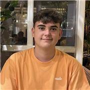 Soy Daniel, estudiante de primer año de Ingeniería Aeroespacial. Doy clases de matemáticas, física o química